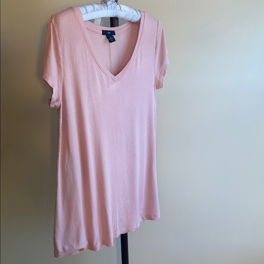 GAP Light Pink Short Sleeve V-Neck shirt-M